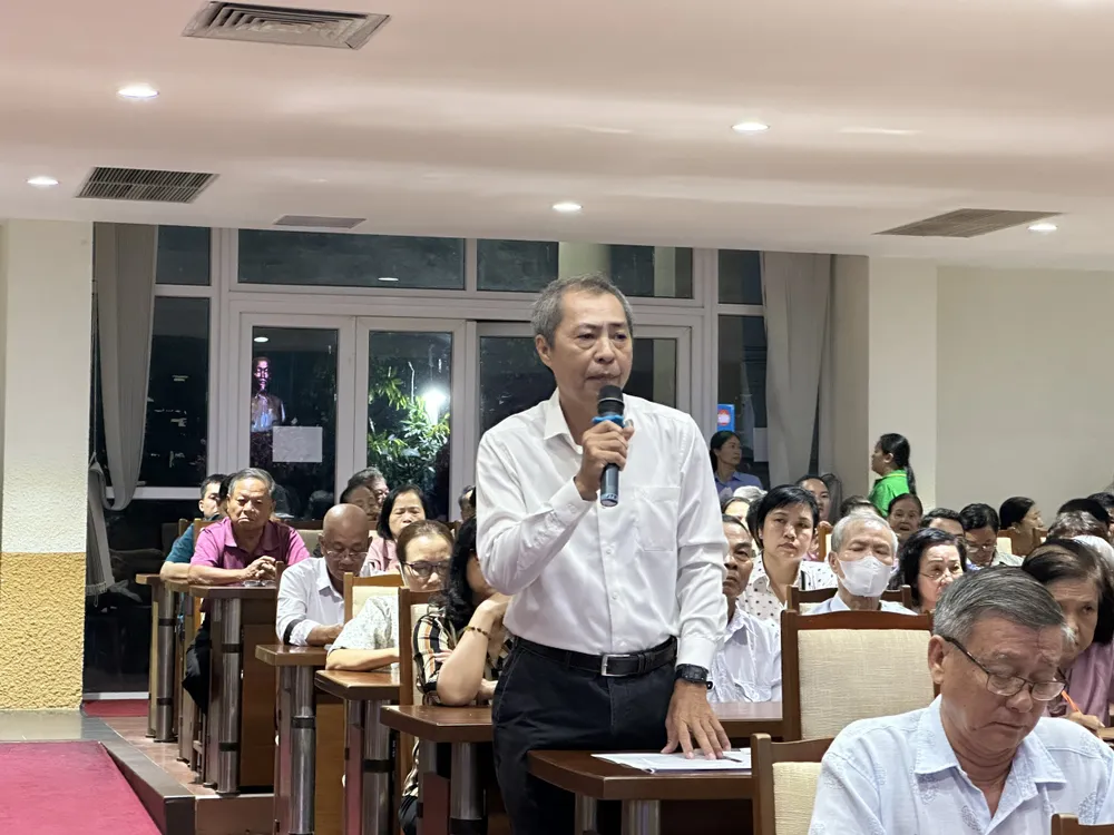 Cử tri Nguyễn Minh Hùng đề nghị chất vấn Ngân hàng nhà nước về trách nhiệm quản lý giá vàng. Ảnh: NGUYỄN YÊN cu-tri-tp-hcm-phai-kiem-soat-gia-vang (4).jpg