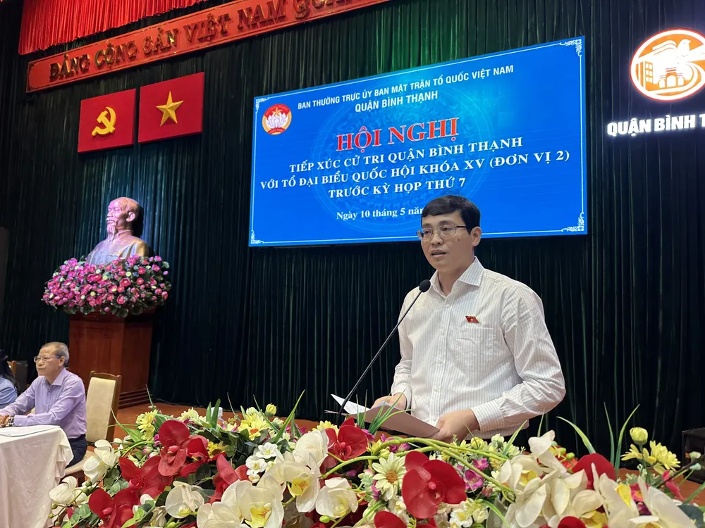 Đại biểu Đỗ Đức Hiển báo cáo kết quả kỳ họp Quốc hội vừa qua với cử tri quận Bình Thạnh. Ảnh: NGUYỄN YÊN Cử tri TP.HCM: ‘Phải kiểm soát giá vàng!’