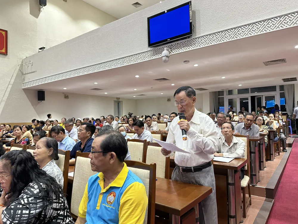 Cử tri Hồ Bửu Nhựt nêu ý kiến tại buổi tiếp xúc. Ảnh: NGUYỄN YÊN cu-tri-tp-hcm-phai-kiem-soat-gia-vang (6).jpg