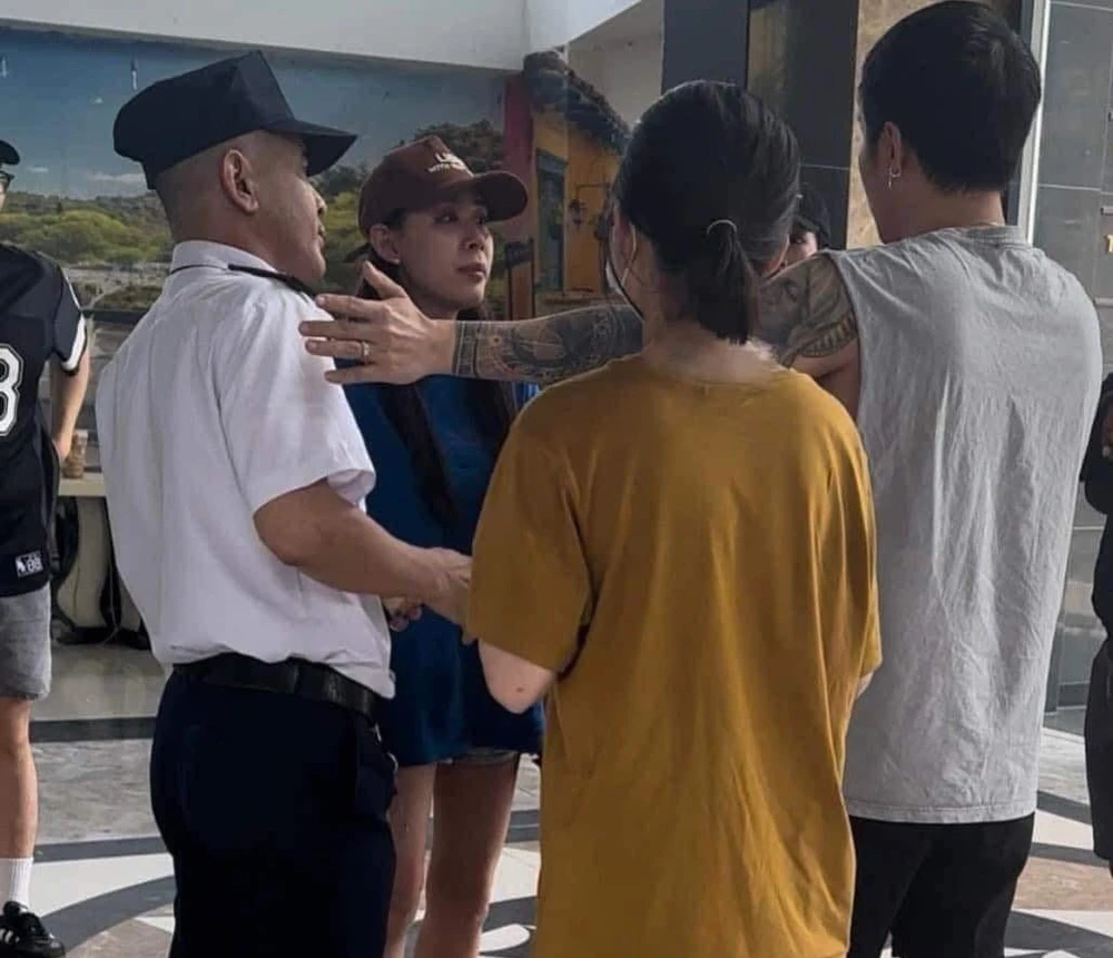 Phan Ngọc Quý (áo xanh, đội nón) là hoa khôi UEF năm 2019 bị khởi tố về tội gây rối trật tự công cộng. khoi-to-hoa-khoi-uef-xung-luat-su-danh-ghen-giup-ban (2).jpg