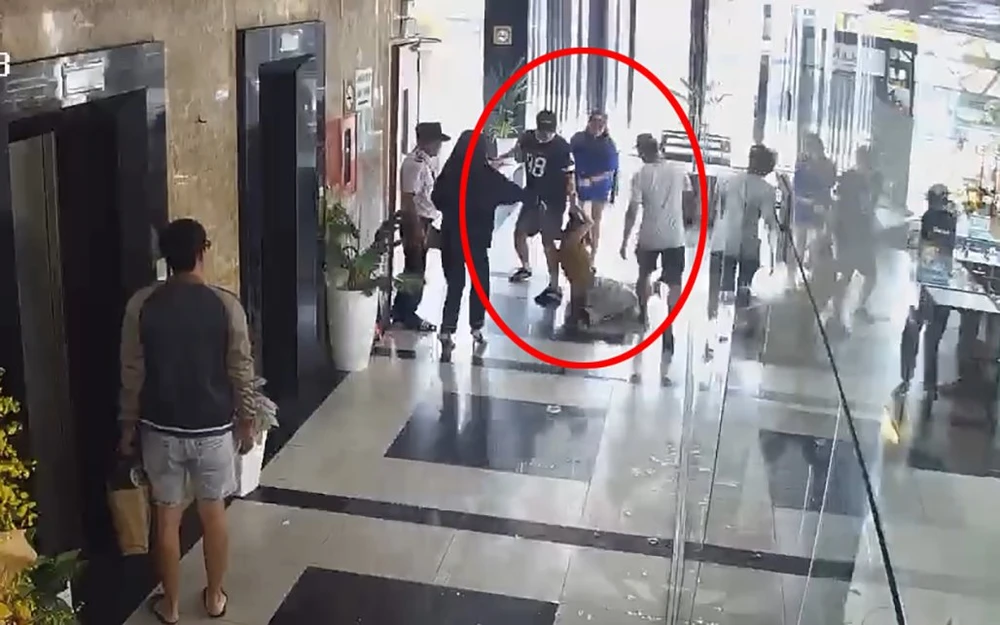 Tú nắm tóc chị M kéo lê trước khi cả hai cùng hành hung nạn nhân. Ảnh cắt từ clip khoi-to-hoa-khoi-uef-xung-luat-su-danh-ghen-giup-ban (3).jpg