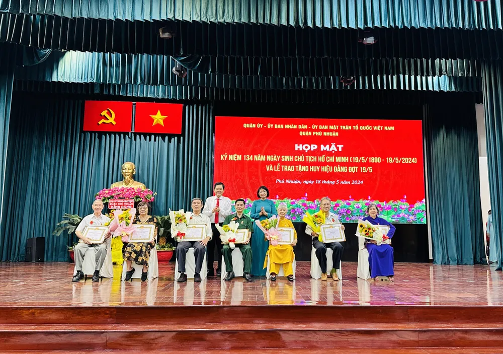 Phó Bí thư thường trực Quận ủy Phú Nhuận Huỳnh Đăng Linh trao huy hiệu Đảng cho các Đảng viên cao tuổi. quan-phu-nhuan-trao-huy-hieu-dang-cho-119-dang-vien-cao-tuoi (3).jpg
