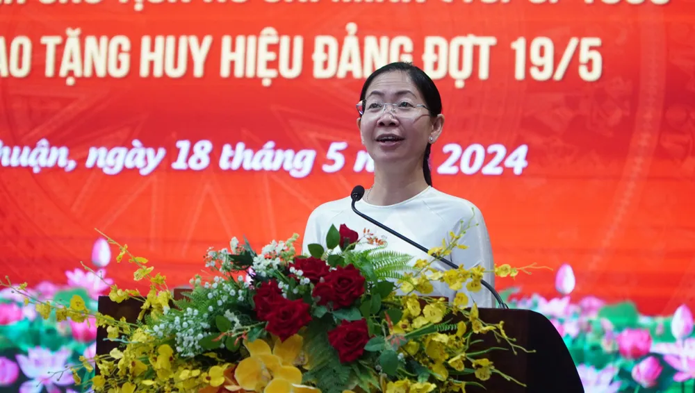 Bà Phan Thị Thanh Phương, Bí thư Quận ủy Phú Nhuận, phát biểu tại buổi lễ. quan-phu-nhuan-trao-huy-hieu-dang-cho-119-dang-vien-cao-tuoi (7).jpg