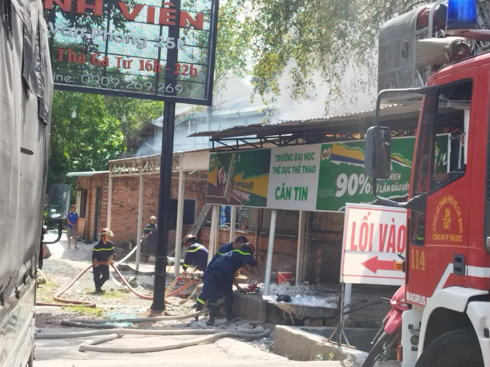 Cảnh sát PCCC và CHCN triển khai dập lửa. Ảnh: NHẬT TRUNG chay-canh-dai-hoc-the-duc-the-thao-tp-hcm-sinh-vien-thao-chay (3).jpg