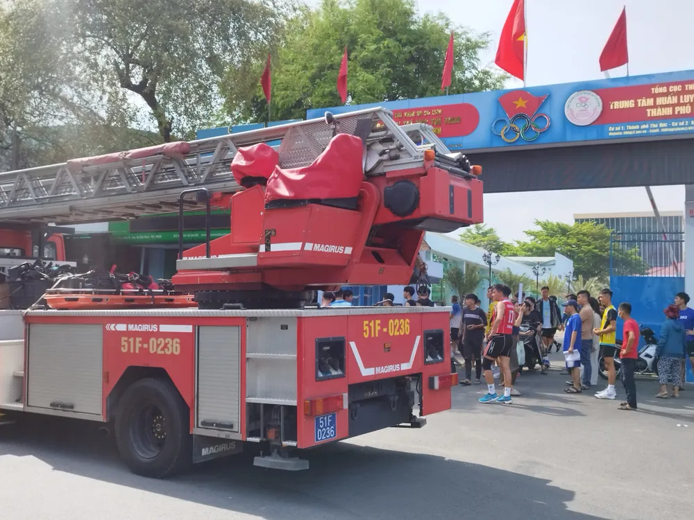 Nhiều sinh viên trong trường ĐH Thể dục thể thao TP.HCM tháo chạy ra ngoài. Ảnh: NHẬT TRUNG chay-canh-dai-hoc-the-duc-the-thao-tp-hcm-sinh-vien-thao-chay (6).jpg