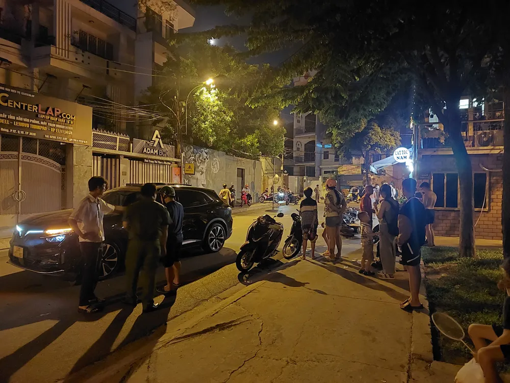 Hiện trường vụ tai nạn giữa xe taxi và nhiều xe máy. Nữ tài xế taxi điện ôm cua rồi bất ngờ rồ ga tông hàng loạt xe máy trên đường Hòa Hưng, quận 10.
