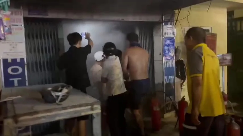 bo-doi-bien-phong-kip-thoi-dap-tat-dam-chay-tiem-photo (3).jpg