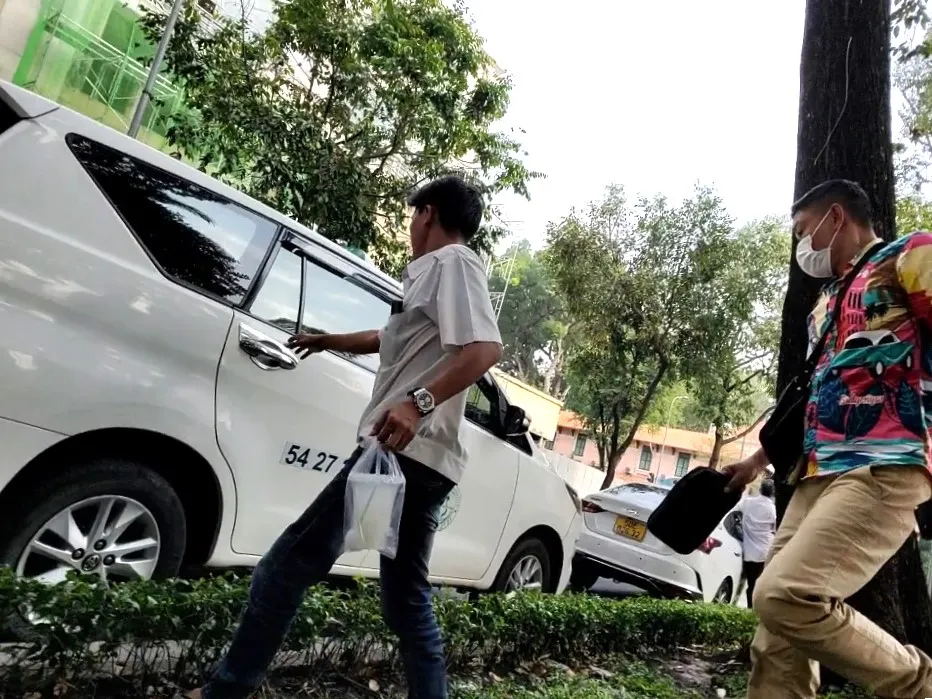 vach-tran-tro-xao-thuat-cua-tai-xe-taxi-trao-tien-khach-du-lich (3).jpg