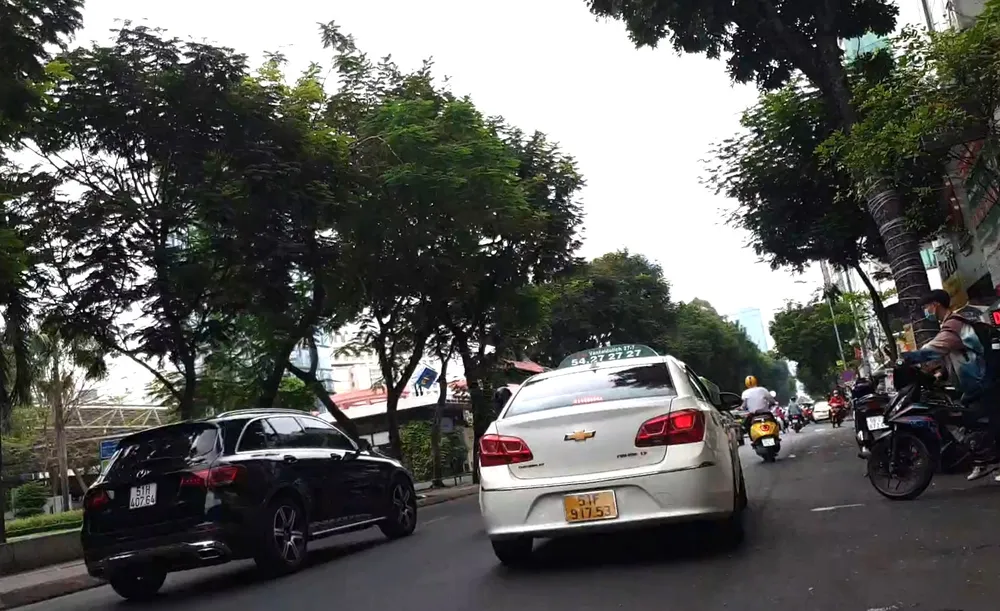 vach-tran-tro-xao-thuat-cua-tai-xe-taxi-trao-tien-khach-du-lich (4).jpg