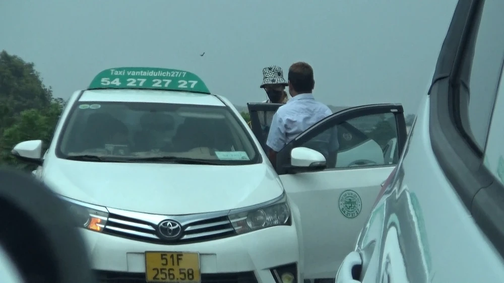 Một taxi hãng 27/7 có hành vi chiếm đoạt tiền của du khách ở TP.HCM. Ảnh: TÂN YÊN Lãnh đạo hợp tác xã 27/7: ‘Đóng 300 ngàn… lo cho anh chạy mà không bị bắt’