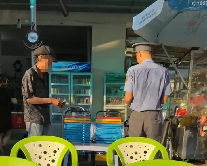 Sau phản ánh của Báo Pháp Luật TP.HCM, ngành đường sắt cũng đã chấn chỉnh mọi hoạt động trong vận tải bằng đường sắt. Ảnh: YÊN NHUNg clip-ky-2-phu-phep-dua-khach-khong-ve-len-tau.jpg