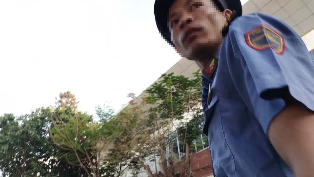 Công an quận 3 cũng mời làm việc với các nhân viên phục vụ trên tàu để làm rõ nội dung báo phản ánh. Ảnh: NGUYỄN YÊN vu-co-ve-tai-ga-sai-gon-moi-lam-viec-mot-so-co-ve-nhan-vien-3.jpg
