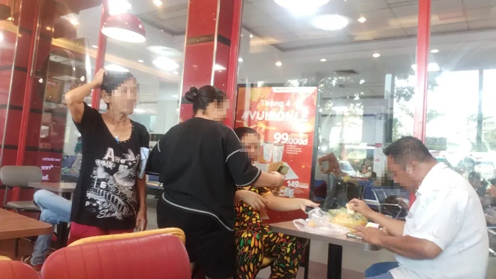 Nhiều cò vé tại ga Sài Gòn bị Công an quận 3 mời làm việc. Ảnh: NGUYỄN YÊN Vụ cò vé tại ga Sài Gòn: Siết việc soát vé lên tàu, triệu tập tiếp viên có liên quan