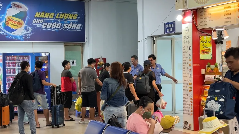 Cò vé đưa vé ảo cho khách qua cửa soát vé và lên tàu dù không hề mua vé. Ảnh: NGUYỄN YÊN vu-co-ve-tai-ga-sai-gon-siet-viec-soat-ve-len-tau-trieu-tap-tiep-vien-co-lien-quan (3).jpg