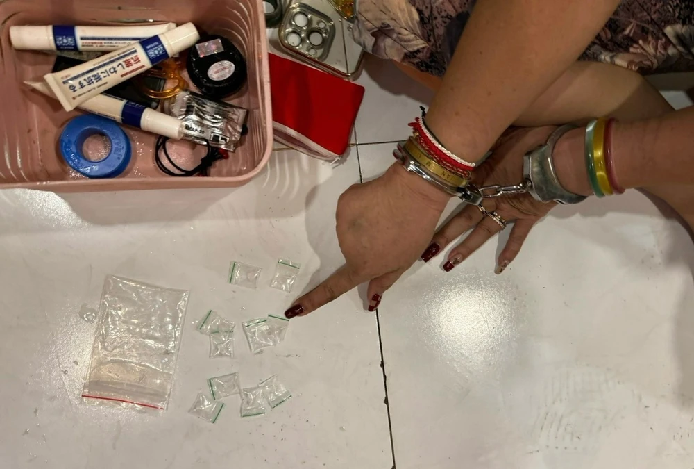 bat-ba-me-con-ban-ma-tuy-trong-hem-o-quan-1 (1).jpg