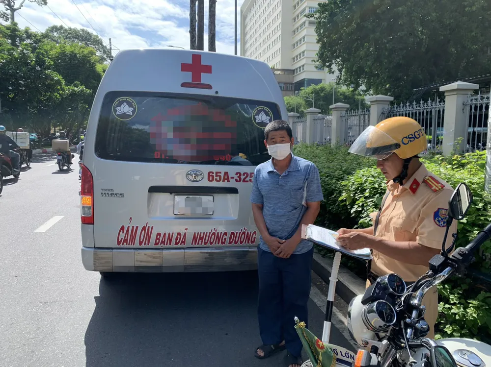 phong-csgt-tp-hcm-tong-kiem-tra-xe-lap-thiet-bi-uu-tien (5).jpg