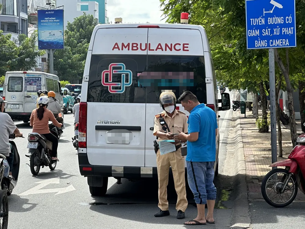 Phòng CSGT TP.HCM tổng kiểm tra xe lắp thiết bị ưu tiên