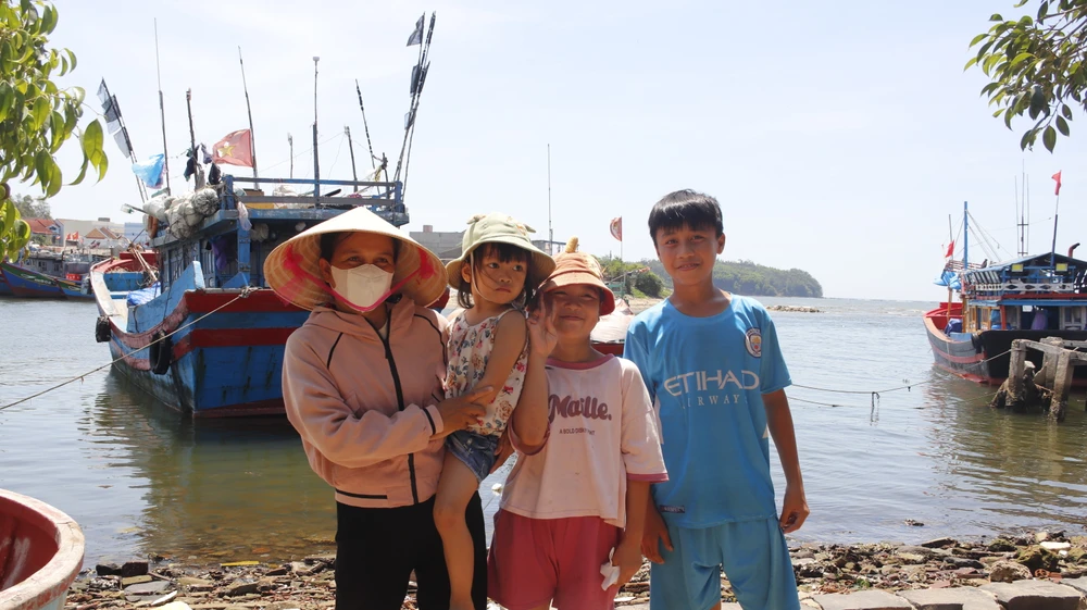 Bốn mẹ con chị Phố hiện tại. Ảnh: NGUYỄN YÊN anh-bai-ngu-dan (4).JPG