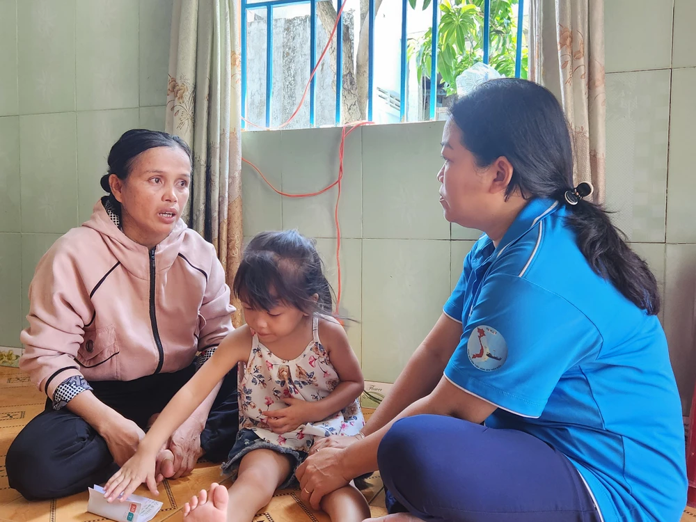 Đại diện báo Pháp Luật TP.HCM đến thăm, động viên gia đình chị Nguyễn Thị Phố. Ảnh: TUỆ ANH anh-bai-ngu-dan (9).jpg
