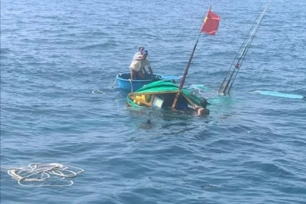 Tàu cá QNg 11126TS bị chìm sau khi va chạm với tàu chở hàng trên biển. Ảnh: CTV chimntauca.jpg
