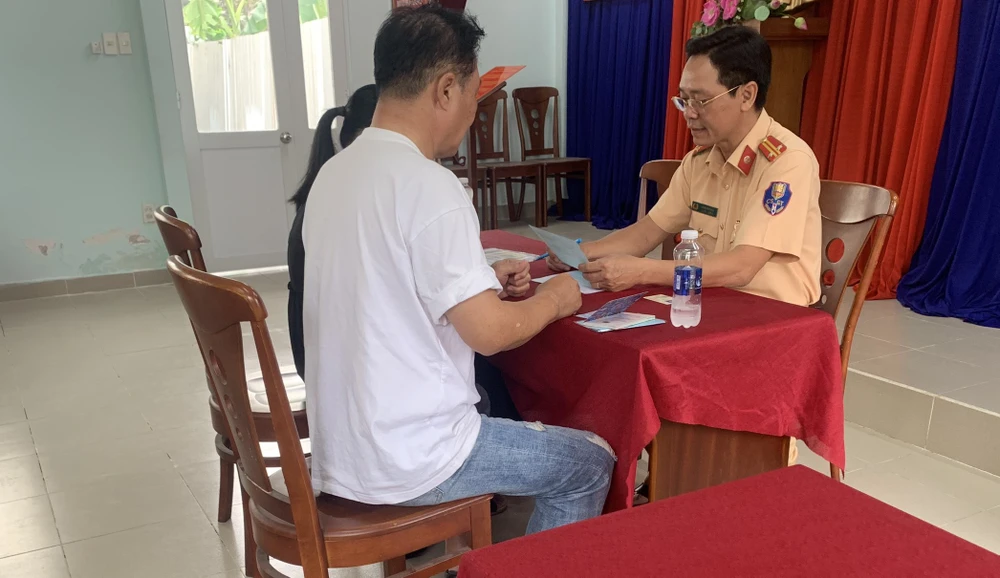 xu-phat-tai-xe-chay-xe-o-to-vao-lan-xe-may-tren-cau-phu-my (1).jpg