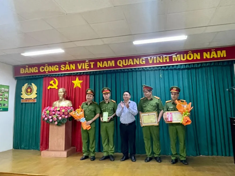Chủ tịch UBND quận 11 khen thưởng cho các đơn vị có thành tích đấu tranh, khám phá nhanh vụ cướp tài sản. Ảnh: CA bat-giu-hai-ke-cuop-giat-day-chuyen-cua-mot-phu-nu-vua-xuong-taxi (2).jpg