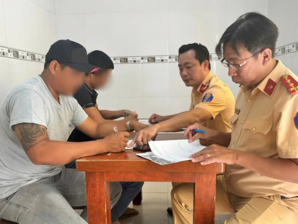 Ông T.H.N (áo xám) cùng chủ xe là ông NVC có mặt tại Đội CGST An Lạc để xử lý vụ việc. Ảnh: PC08 xu-phat-tai-xe-xe-tai-cam-tuyp-sat-hung-ho-tren-duong-vo-van-kiet-3.jpg