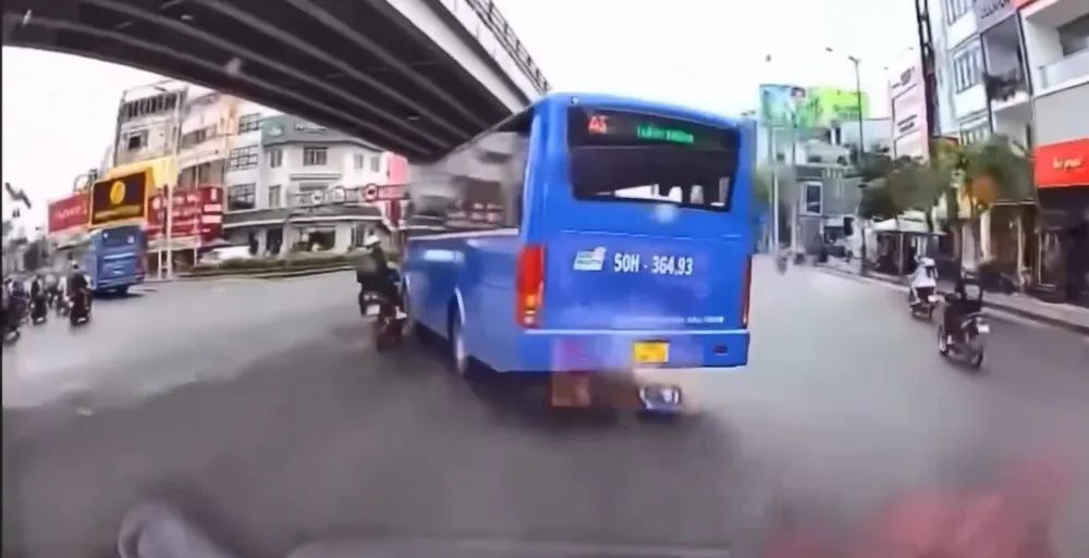 Xe buýt va chạm với xe ôm công nghệ đang chở khách. Ảnh cắt từ clip Xe buýt va chạm với xe ôm công nghệ đang chở khách. Ảnh cắt từ clip
