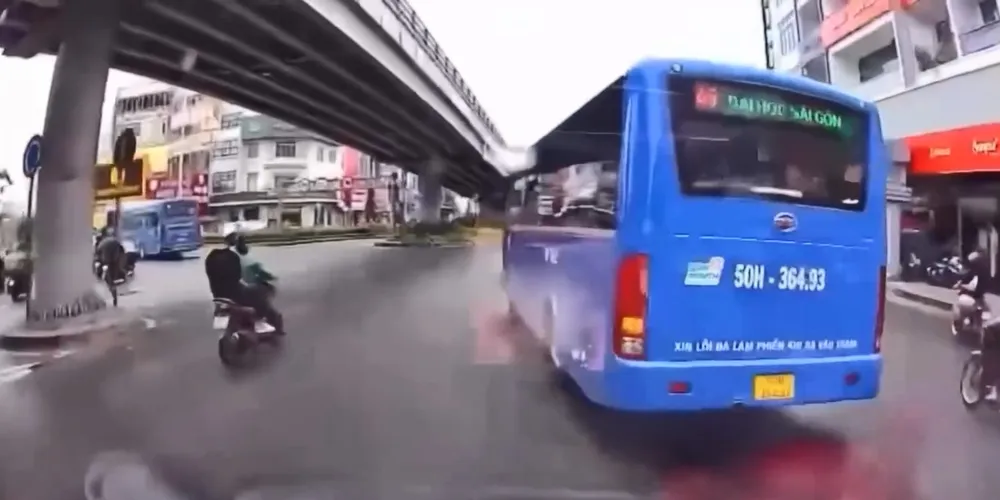 Hình ảnh ghi lại thời điểm xe buýt bắt đầu rẽ ẩu, chuẩn bị xảy ra tai nạn. Ảnh cắt từ clip Clip ghi cảnh xe buýt rẽ ẩu, gây tai nạn ở vòng xoay Lăng Cha Cả