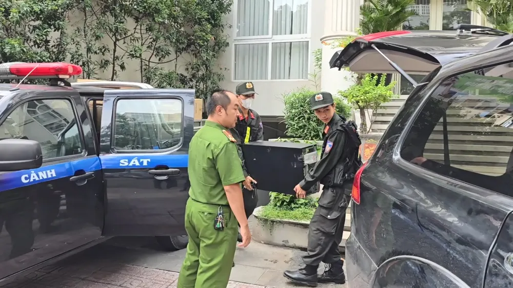 Một số máy móc thiết bị từ trong toà nhà cũng được vận chuyển lên xe của Công an trước khi lực lượng rời đi. Ảnh: YÊN TÂN ong-an-thu-giu-hang-chuc-thung-tai-lieu-tu-toa-nha-cua-ceo-quoc-cuong-gia-lai- (5).jpg