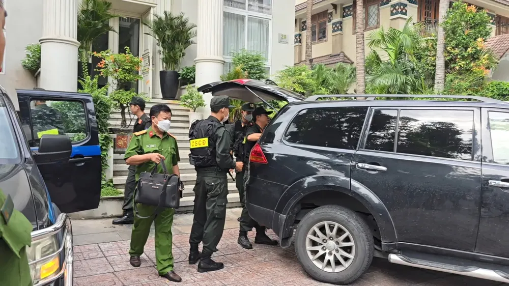 Lực lượng chức năng lên xe rời toà nhà 26 Trần Quốc Thảo sau 6 giờ làm việc. Ảnh: YÊN TÂN Công an thu giữ hàng chục thùng tài liệu từ toà nhà của CEO Quốc Cường Gia Lai