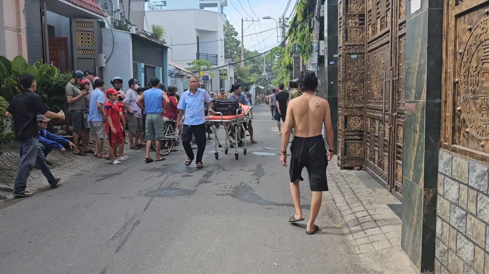 Người dân trong con hẻm gặp một phen hoảng loạn vì vụ cháy. Ảnh: HT Cháy kho vải ở Bình Tân, nhiều người tháo chạy