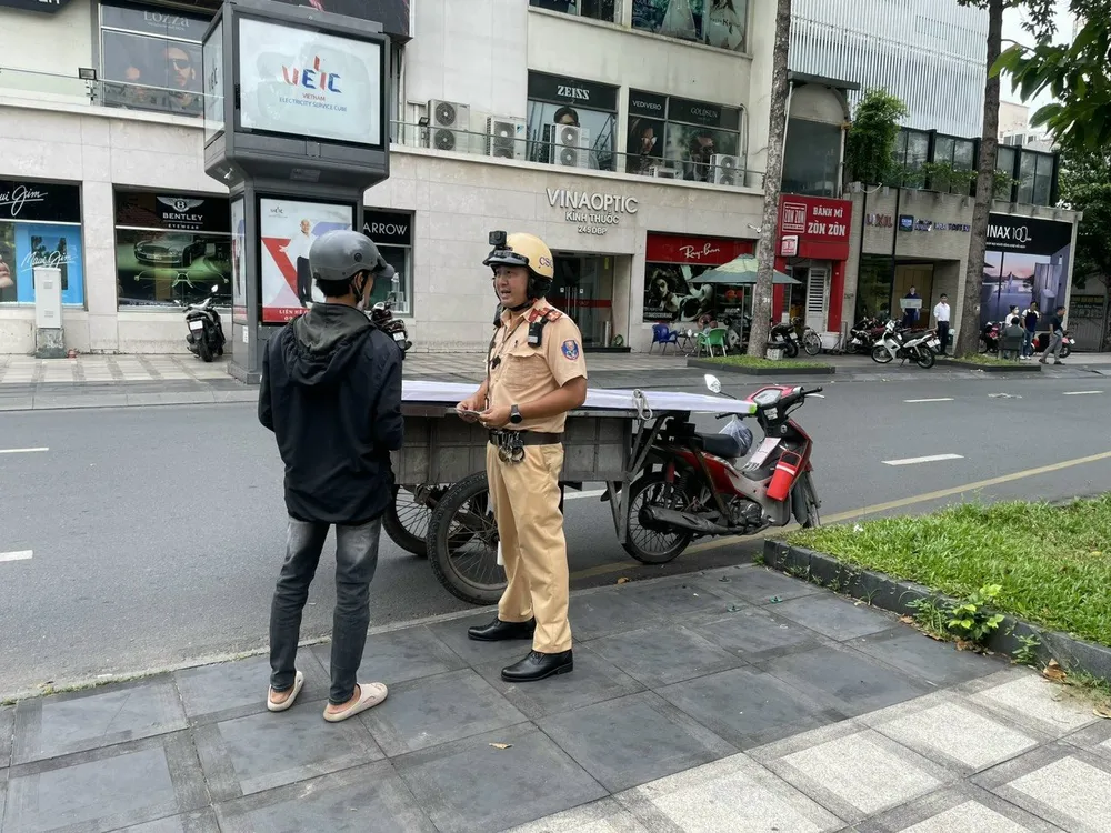 tp-hcm-3-631-phuong-tien-xe-tu-che-xe-khong-dam-bao-an-toan-bi-xu-phat-trong-15-ngay (2).jpg