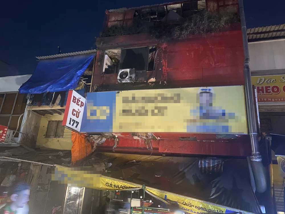 5-nguoi-thoat-khoi-can-nha-boc-chay-o-quan-3 (3).jpg