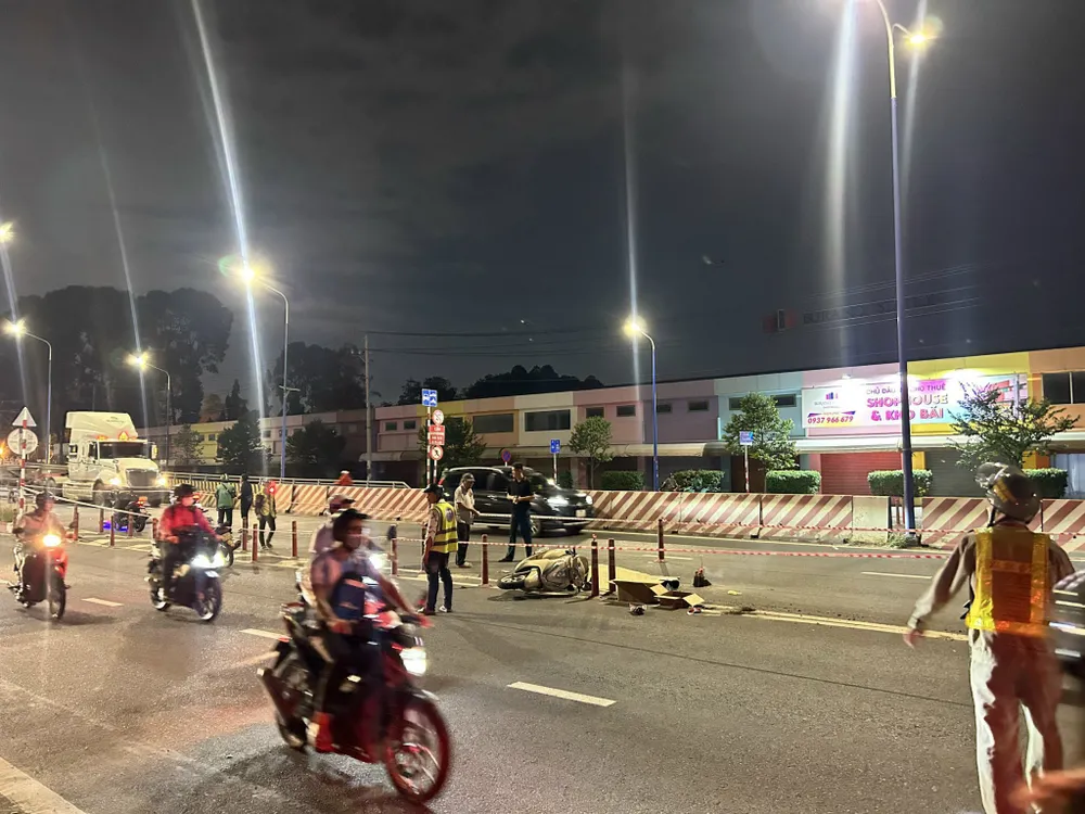 Nạn nhân vừa đổ dốc cầu vượt thì xảy ra tai nạn. Ảnh: PHẠM HẢI binh-duong-va-cham-voi-xe-container-mot-phu-nu-vang-vao-tru-phan-cach-tu-vong (1).jpg