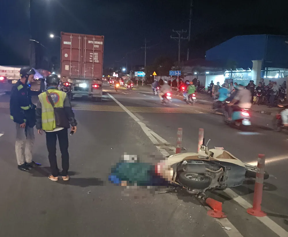 Hiện trường vụ tai nạn. Ảnh: PHẠM HẢI Va chạm với xe đầu kéo, một phụ nữ tử vong
