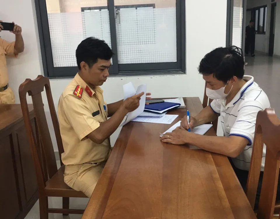 Ông Nguyễn Văn T làm việc với Đội CSGT-TT Công an quận 3. Ảnh: ĐC xu-phat-nguoi-dan-ong-cho-tre-em-di-nguoc-chieu-bo-xe-giua-duong-can-tro-giao-thong (4).jpg