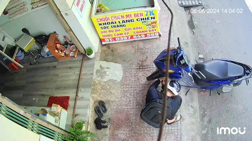 Sau khi vào nhà lấy được chìa khóa, thanh niên mở khóa bánh rồi lấy đi chiếc xe máy. Ảnh cắt từ clip hy-huu-trom-vao-tan-nha-nan-nhan-lay-chia-khoa-roi-cuom-di-xe-may (2).jpg