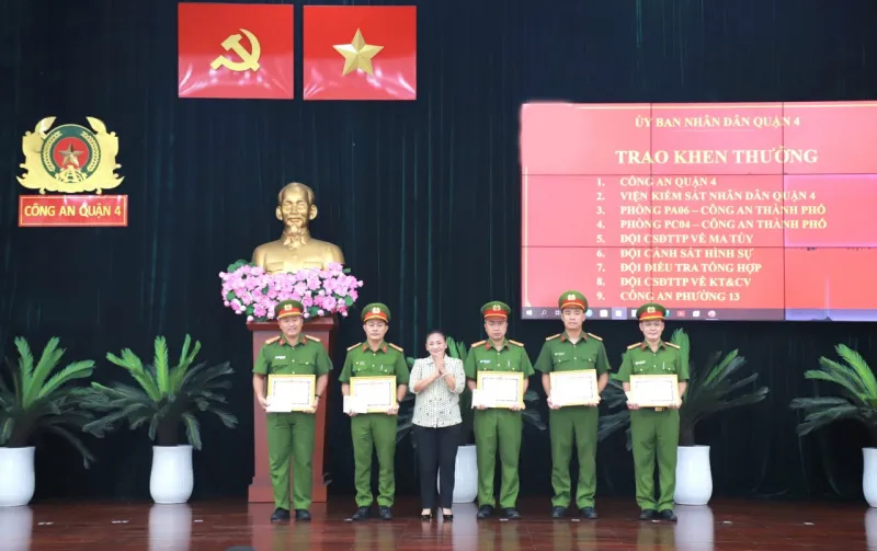 Lãnh đạo quận 4 trao khen thưởng cho các đơn vị có thành tích xuất sắc. Khen thưởng nóng lực lượng phá đường dây mua bán ma túy từ Campuchia về TP.HCM