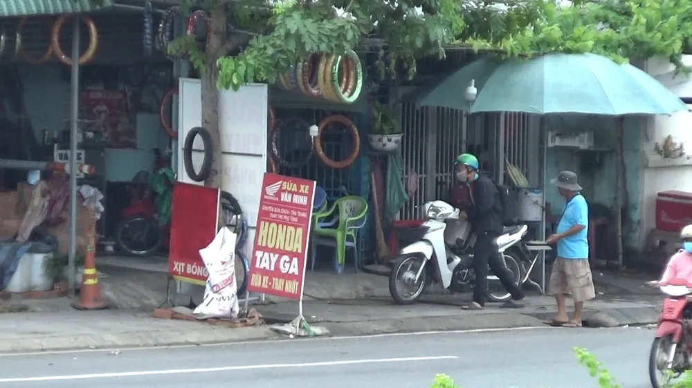 Tiệm sửa xe Văn Minh nằm trên Quốc lộ 1 đoạn qua phường Bình Chiểu, TP Thủ Đức là tiệm chuyên phá xe trên Quốc lộ. vu-pha-xe-tren-quoc-lo-cong-an-tp-thu-duc-tim-bi-hai-cua-tiem-duoi-chan-cau-vuot-go-dua- (1).jpg