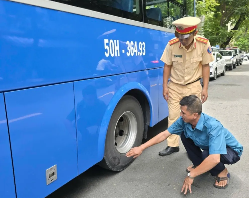 Tài xế xe buýt điều khiển xe quẹo trái gây tai nạn được mời làm việc, xử lý thông qua tin trên báo chí và người dân. Ảnh: PC08 Công an TP.HCM tiếp nhận 199 tin báo trong phong trào cung cấp thông tin vi phạm giao thông