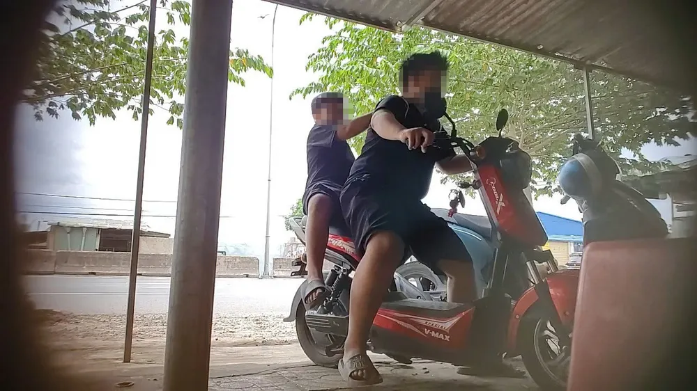 Hai con trai ông Đông trong một lần phá xe của khách mà phóng viên ghi nhận được. Ảnh: NHÓM PV Lời khai của nhóm phá xe trên Quốc lộ 51