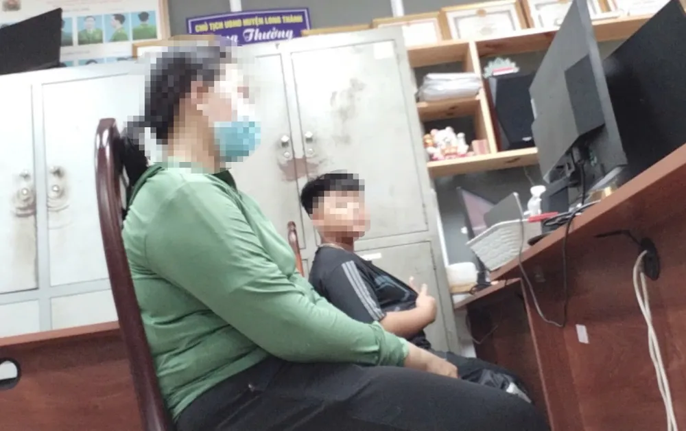 Vợ và con trai ông Thước tại cơ quan Công an. Ảnh: NHÓM PV loi-khai-cua-nhom-pha-xe-tren-quoc-lo-51 (4).jpg