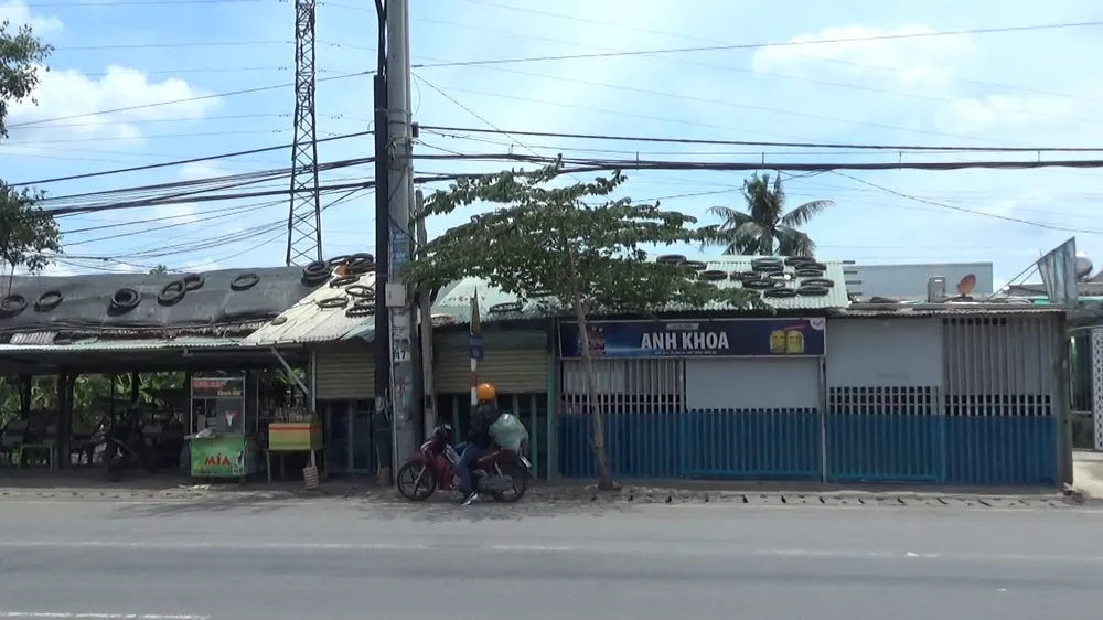 Đông đóng cửa tiệm sửa xe, quán cà phê võng vẫn mở cửa. Ảnh: NHÓM PV cac-tiem-pha-xe-tren-quoc-lo-51-dong-cua-hang-loat (2).jpg