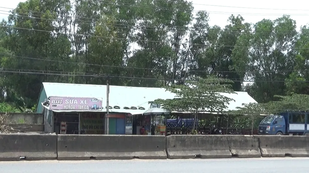 Hà Văn Đồng cũng duy trì tiệm bán nước trong khi đóng cửa tiệm sửa xe. Ảnh: NHÓM PV cac-tiem-pha-xe-tren-quoc-lo-51-dong-cua-hang-loat (3).jpg