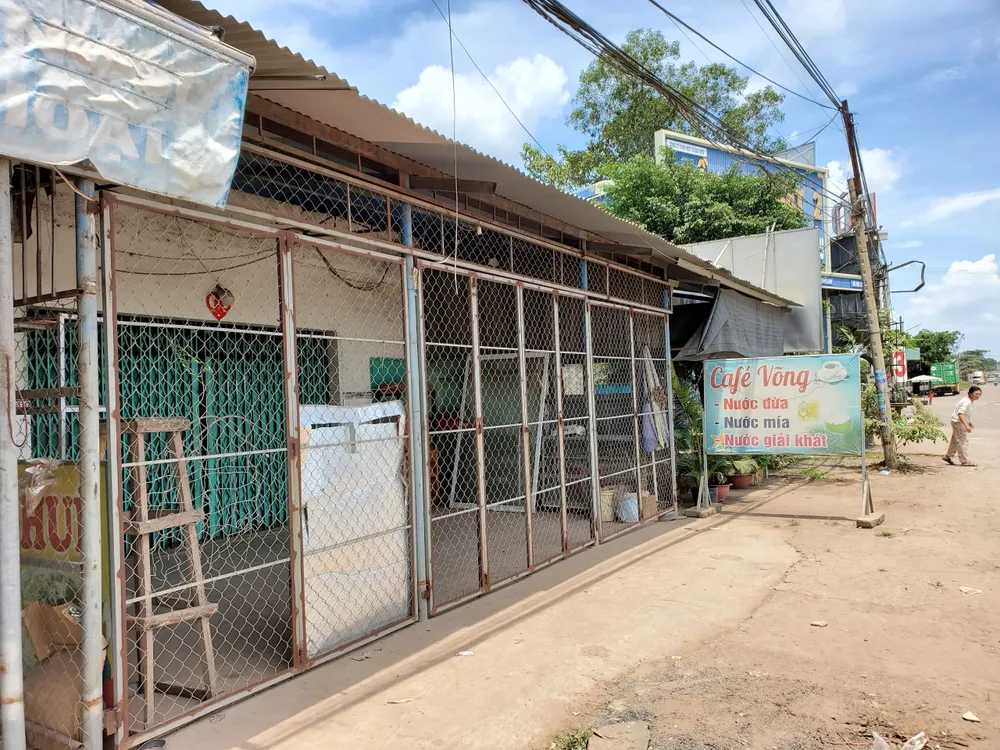 Tiệm của Trương Văn Tuấn đóng cửa, trả mặt bằng. Ảnh: NHÓM PV cac-tiem-pha-xe-tren-quoc-lo-51-dong-cua-hang-loat (5).jpg