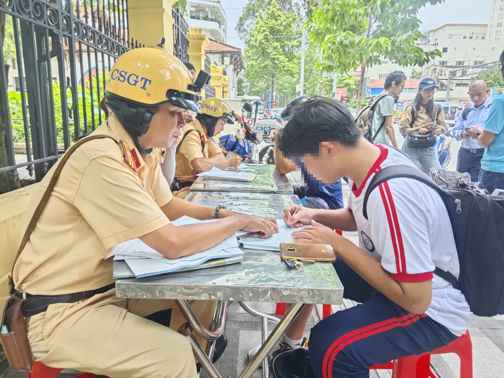 M bị CSGT xử phạt hành vi điều khiển xe máy khi chưa đủ điều kiện. Ảnh: ĐC TP.HCM: Điều khiển xe máy khi chưa đủ tuổi, nam sinh bật khóc khi bị CSGT xử phạt
