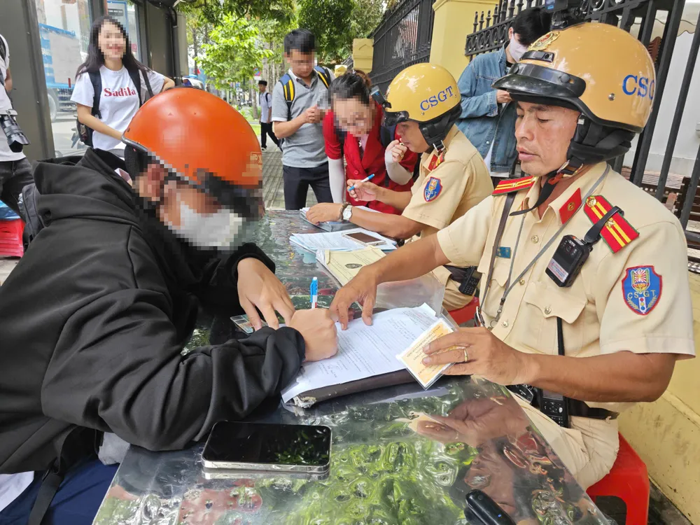 CSGT Bàn Cờ xử phạt thêm một học sinh điều khiển xe máy điện chở theo người ngồi sau không đội nón bảo hiểm. Ảnh: ĐC z5803206526313_833c7cac6fa9b0ee05387e5616eb8878.jpg