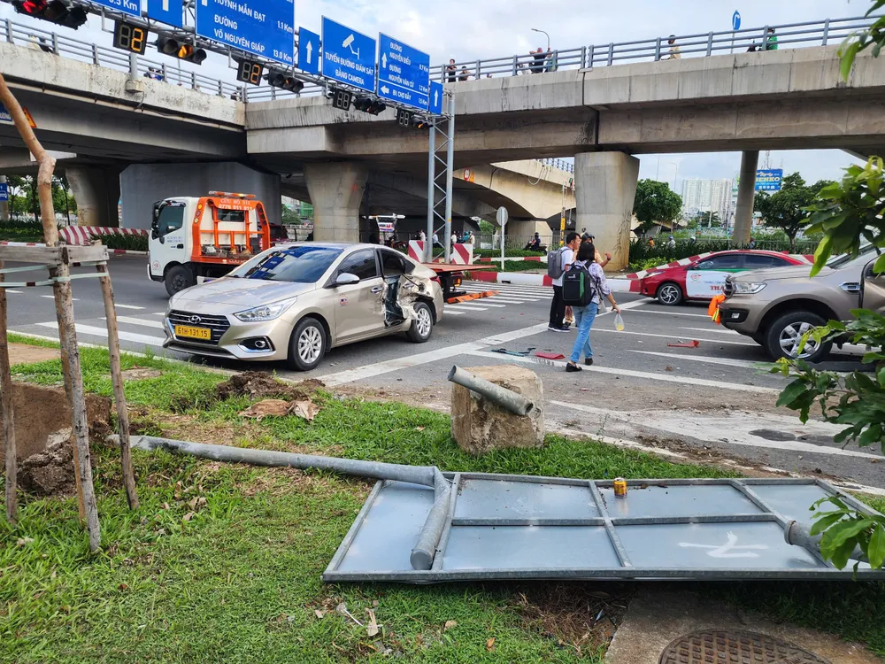 tai-nan-lien-hoan-4-o-to-tren-duong-vo-van-kiet (4).jpg