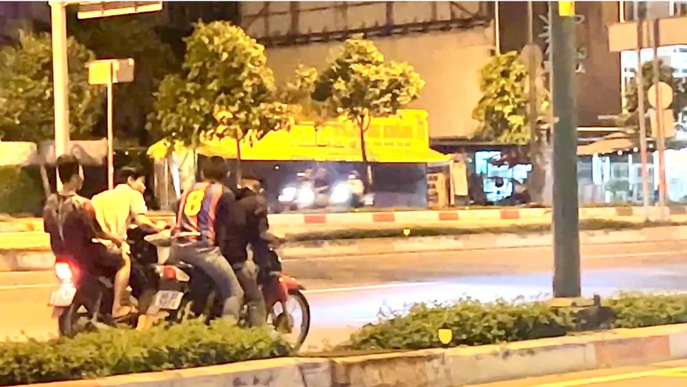 Bốn thanh niên tụ tập lạng lách, bốc đầu trên đường Phạm Văn Đồng